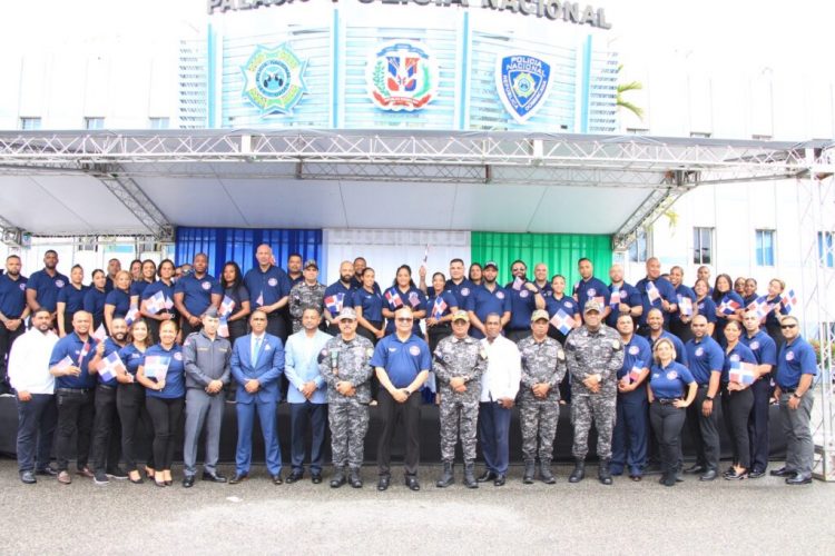Policía NYPD dona 500 chalecos antibalas y otros implementos para ser utilizados por agentes DICRIM en sus operaciones.