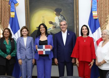 Presidente Abinader recibe a Thais Herrera en el Palacio Nacional