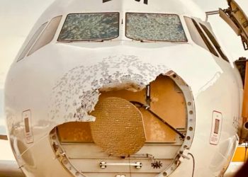 Tormenta de granizo destroza el frente de un avión en pleno vuelo