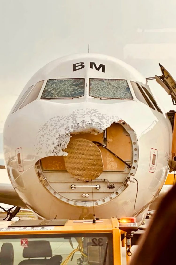 Tormenta de granizo destroza el frente de un avión en pleno vuelo