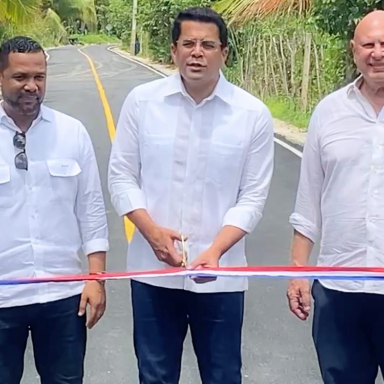Ministro David Collado inaugura tres obras viales en Las Terrenas
