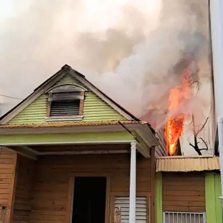 Se registra incendio en una vivienda de la calle Benito Monción en Santiago