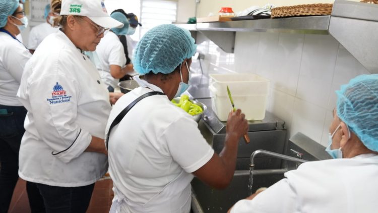 Inabie refuerza conocimientos de proveedores para garantizar correcta preparación de la alimentación escolar