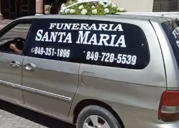 Familiares llevan muerto al Palacio de Justicia de Santiago exigiendo que investiguen su muerte