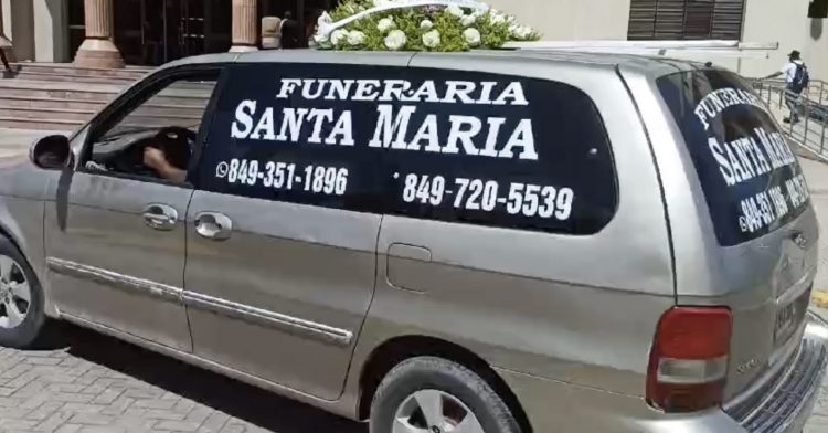 Familiares llevan muerto al Palacio de Justicia de Santiago exigiendo que investiguen su muerte