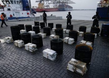 Incautan 371 paquetes de presunta cocaína camuflados en tanques llenos de miel