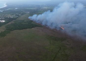 Combaten incendio en Monumento Natural Lagunas de Cabarete y Goleta de Sosúa