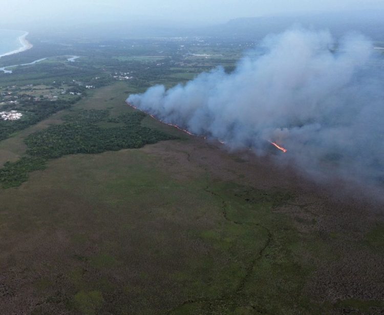 Combaten incendio en Monumento Natural Lagunas de Cabarete y Goleta de Sosúa