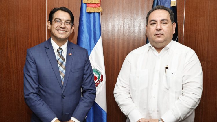 Juramentan nuevo director del Servicio Regional de Salud Norcentral