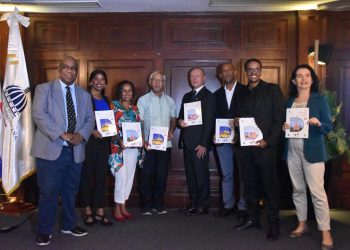 Minerd presenta primer libro escolar dominicano para el aprendizaje del idioma francés