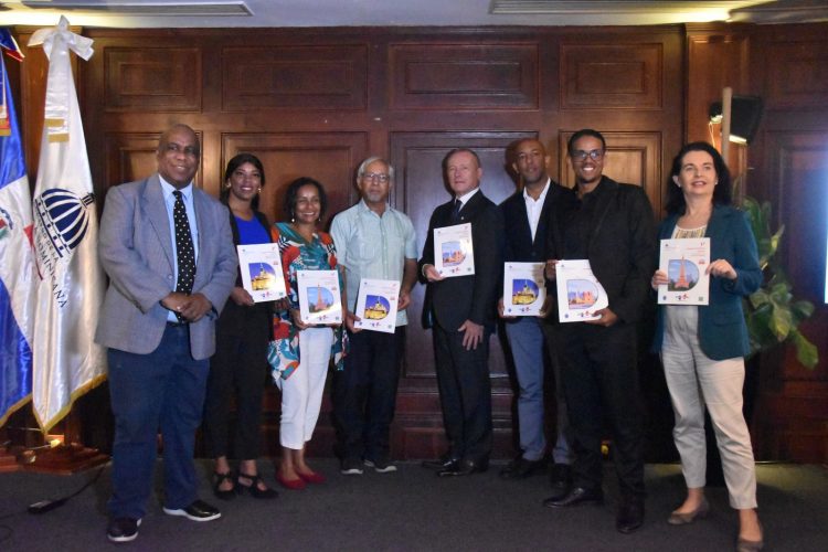 Minerd presenta primer libro escolar dominicano para el aprendizaje del idioma francés