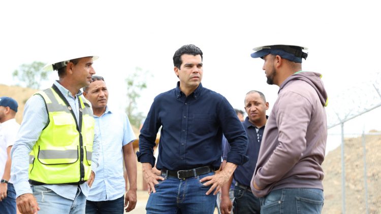 Wellington Arnaud supervisa avance del acueducto de Navarrete