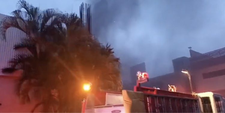 Al menos 16 vehículos afectados durante incendio en plaza comercial de Santiago