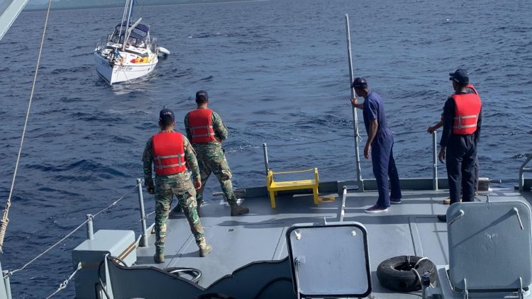 Armada dominicana rescata a dos estadounidenses que se encontraban en un velero a la deriva