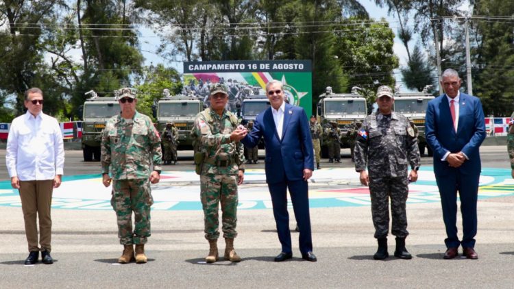 Presidente Abinader entrega 44 nuevos vehículos al Ejército