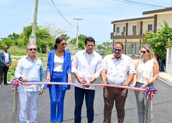 Ministro de Turismo entrega calles asfaltadas y contenes reparados en Bayahíbe