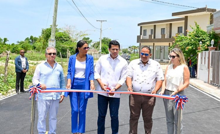 Ministro de Turismo entrega calles asfaltadas y contenes reparados en Bayahíbe