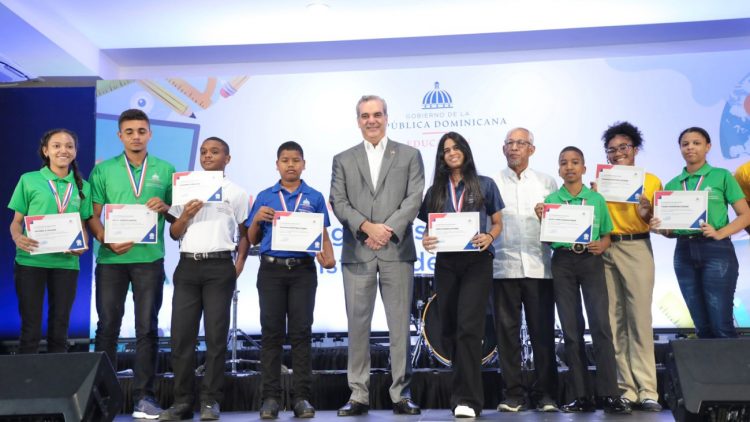 Abinader asegura que próximos cuatro años serán dedicados a una educación de calidad