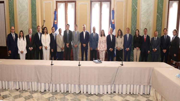 Abinader propone actualizar agenda de trabajo conjunta con exportadores para desarrollo del sector