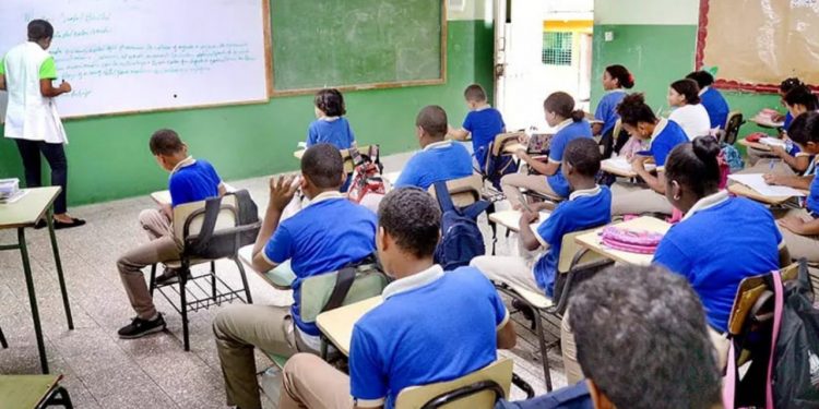 Minerd reitera que ningún estudiante se quedará fuera de las aulas