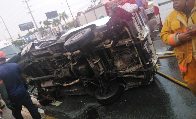 Al menos cuatro heridos durante accidente de tránsito en avenida John F. Kennedy