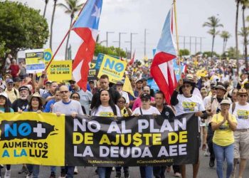 Cientos de puertorriqueños protestan contra los continuos apagones en el país