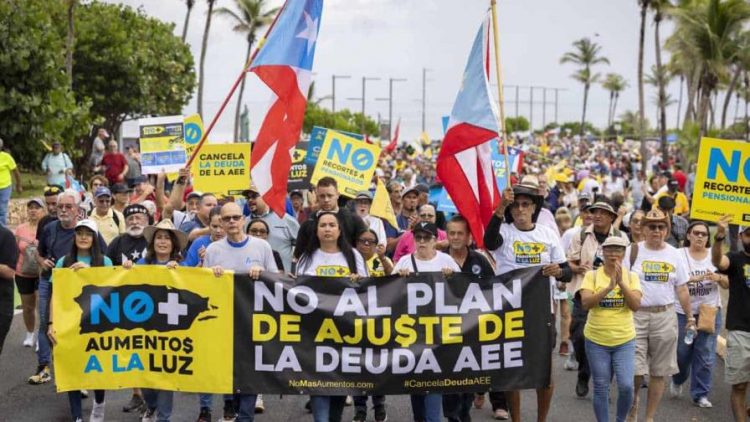 Cientos de puertorriqueños protestan contra los continuos apagones en el país