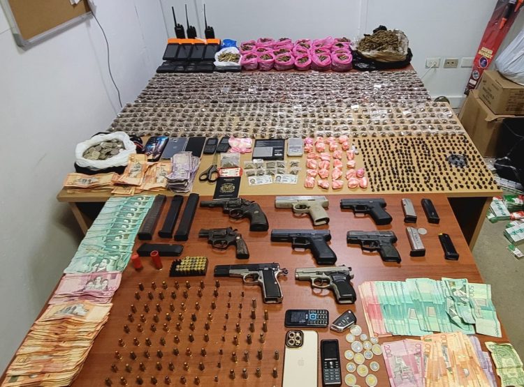 Confiscan armas de fuego, drogas, dinero y artículos ilegales