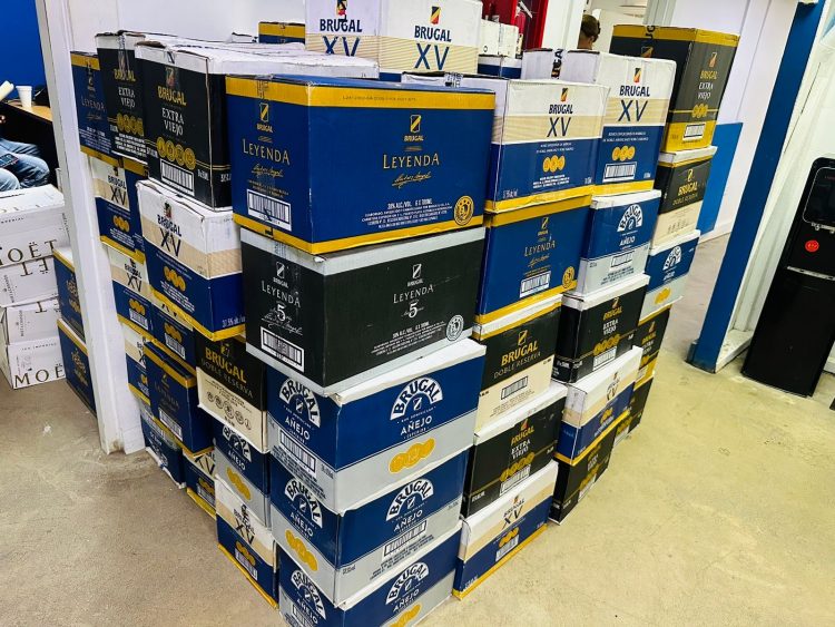 Recuperan cajas de ron y vehículos robados de un almacén de Casa Brugal en Santiago