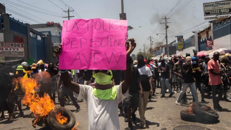 Haitianos protestan por la muerte de tres policías a manos de bandas armadas