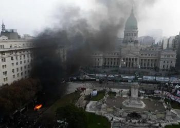 Violentas protestas sacuden Argentina en rechazo a la Ley Bases