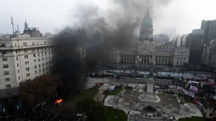 Violentas protestas sacuden Argentina en rechazo a la Ley Bases