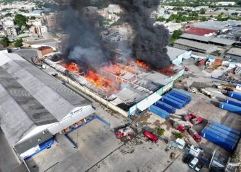 Se registra incendio en una nave industrial de la Autopista Duarte
