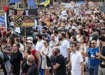 Cientos protestan contra el turismo masivo en Barcelona y arremeten contra los turistas