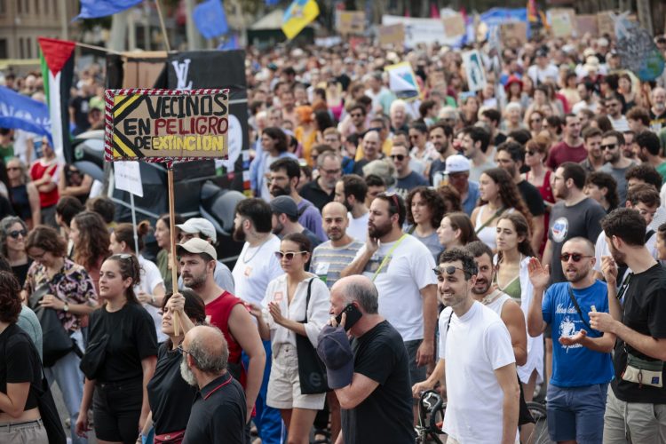 Cientos protestan contra el turismo masivo en Barcelona y arremeten contra los turistas