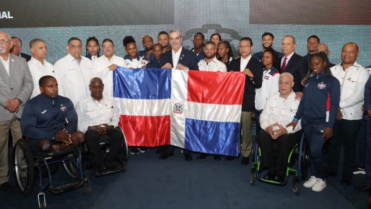 Abinader entrega Bandera Nacional a los atletas que van a los Juegos Olímpicos París 2024