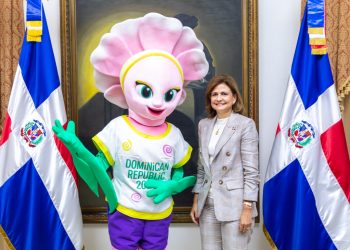 Raquel Peña recibe a Taní, la mascota de la Copa Mundial Femenina Sub-17