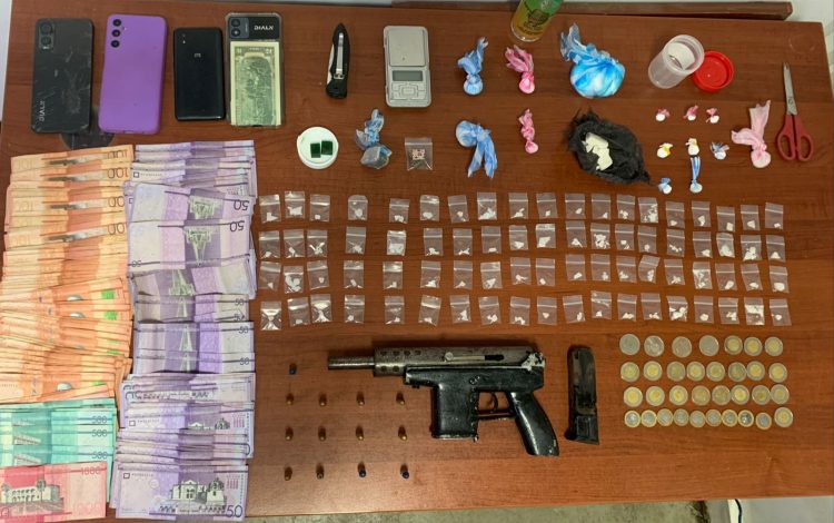 Policía Nacional decomisa armas y drogas durante allanamientos en Santiago