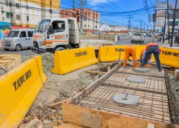 Obras Públicas construye imbornales para corregir falla en drenaje de avenida Isabel Aguiar