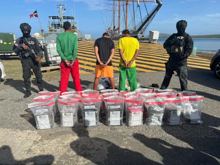 Detienen a tres venezolanos a bordo de una lancha con 134 paquetes de presunta cocaína