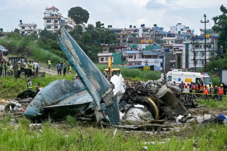 Se estrella avión en Nepal con 19 pasajeros y el piloto es el único sobreviviente