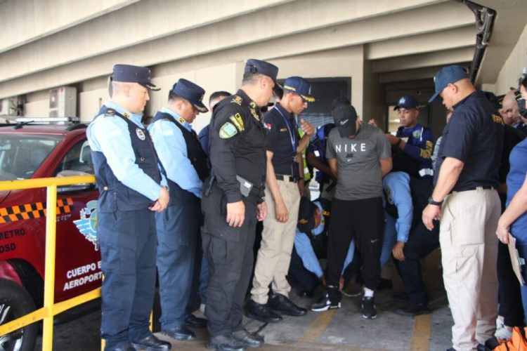 Extraditan a ciudadano estadounidense acusado de triple feminicidio en Honduras