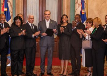 Congresistas entregan a Abinader resolución que lo acredita como presidente electo