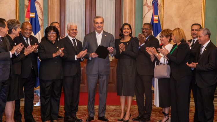 Congresistas entregan a Abinader resolución que lo acredita como presidente electo