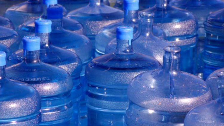 Envasadoras de agua acuerdan con Pro Consumidor proteger los botellones en un plazo de 90 días