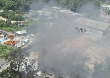 Se registra incendio en una fábrica de fibras de vidrio en Los Alcarrizos