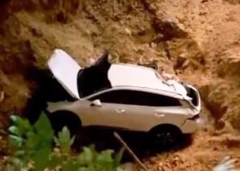 Vehículo cae en una excavación en la avenida Anacaona