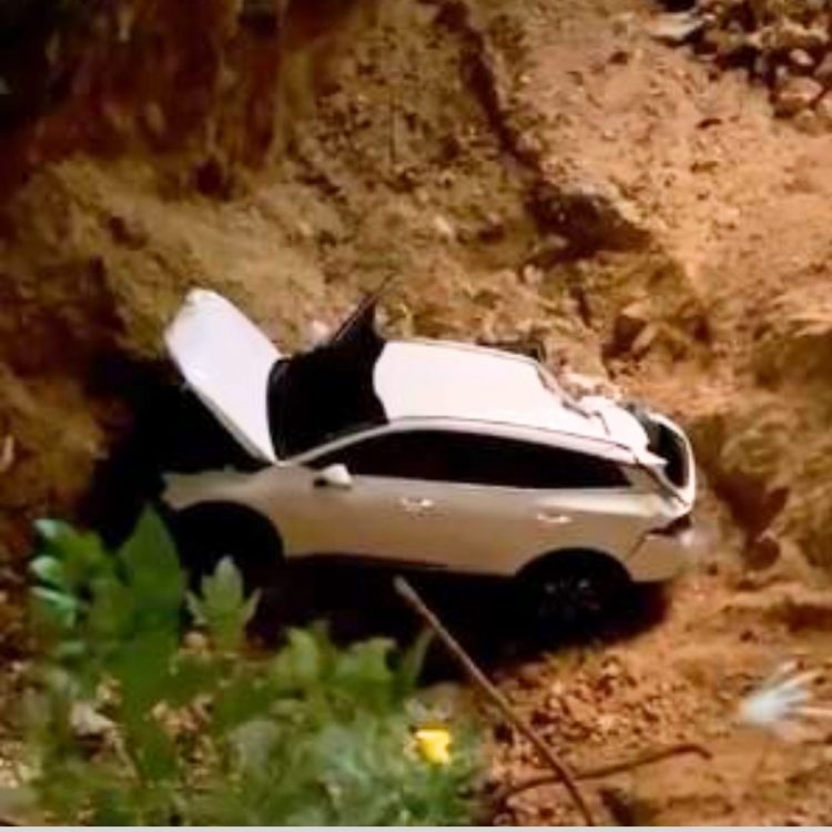 Vehículo cae en una excavación en la avenida Anacaona