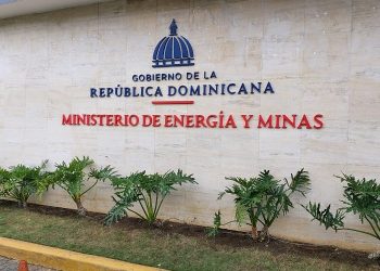 Brigadas trabajan para devolver la normalidad a suministro energía afectado por Beryl