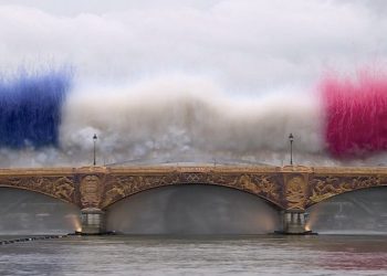 Atletas recorren el río Sena durante la apertura de los Juegos Olímpicos de París 2024